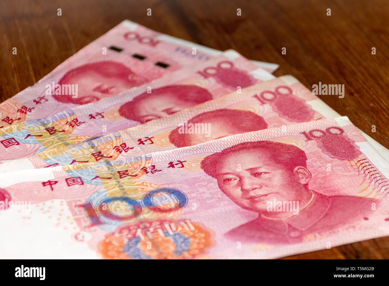 Die Währung von China - Renminbi Yuan RMB oder oder Noten verteilen sich auf den Tisch. Geldwechsel. Stockfoto