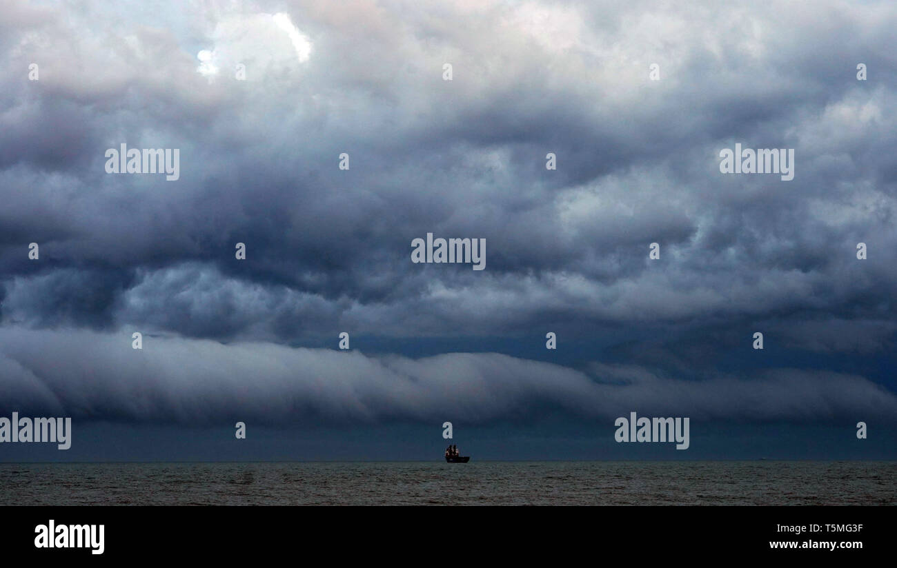 Wolken an der Küste von Whitley Bay. Meteorologen haben von Böen von bis zu 80 mph und niedrigen Temperaturen an diesem Wochenende gewarnt, mit Sturm Hannah erwartet Großbritannien zu schlagen. Stockfoto