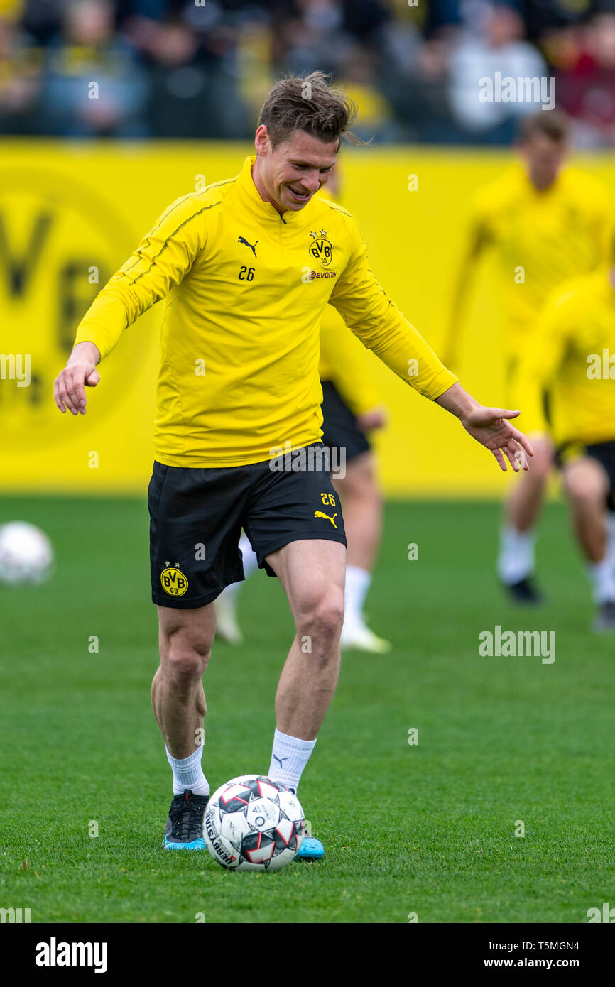 Fußball: 1. Bundesliga, Saison 2018/2019, Training von Borussia Dortmund am 25.04.2019 in Dortmund (Nordrhein-Westfalen). Dortmunder Lukasz Piszczek Stockfoto