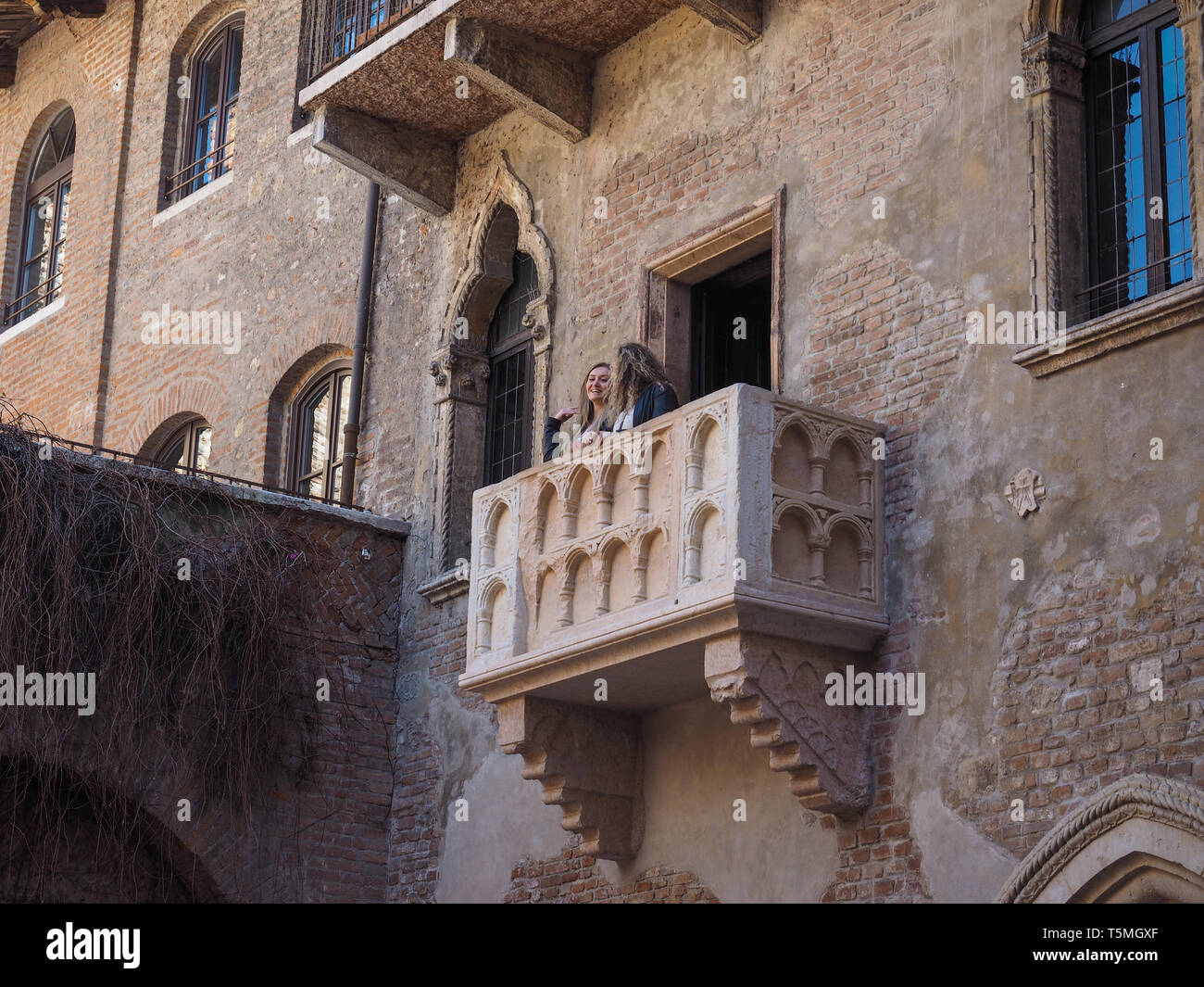 VERONA, ITALIEN - ca. März 2019: Haus der Julia Capulet (Giulietta Capuleti) mit Balkon, berühmt durch William Shakespeare liebe Tragödie Romeo und Stockfoto