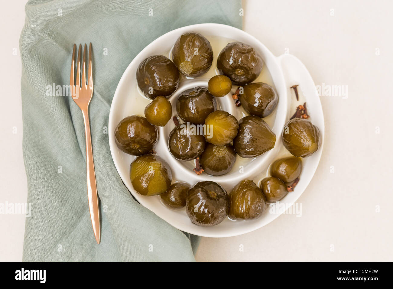Topview Schuß von feigenmarmelade aus weisser Keramik Platte über weiße Tischplatte. Horizontale Komposition. Stockfoto