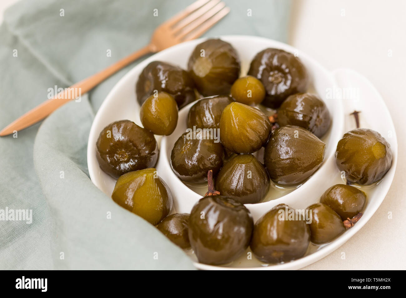 Closeup Schuß von feigenmarmelade aus weisser Keramik Teller. Horizontale Komposition. Stockfoto