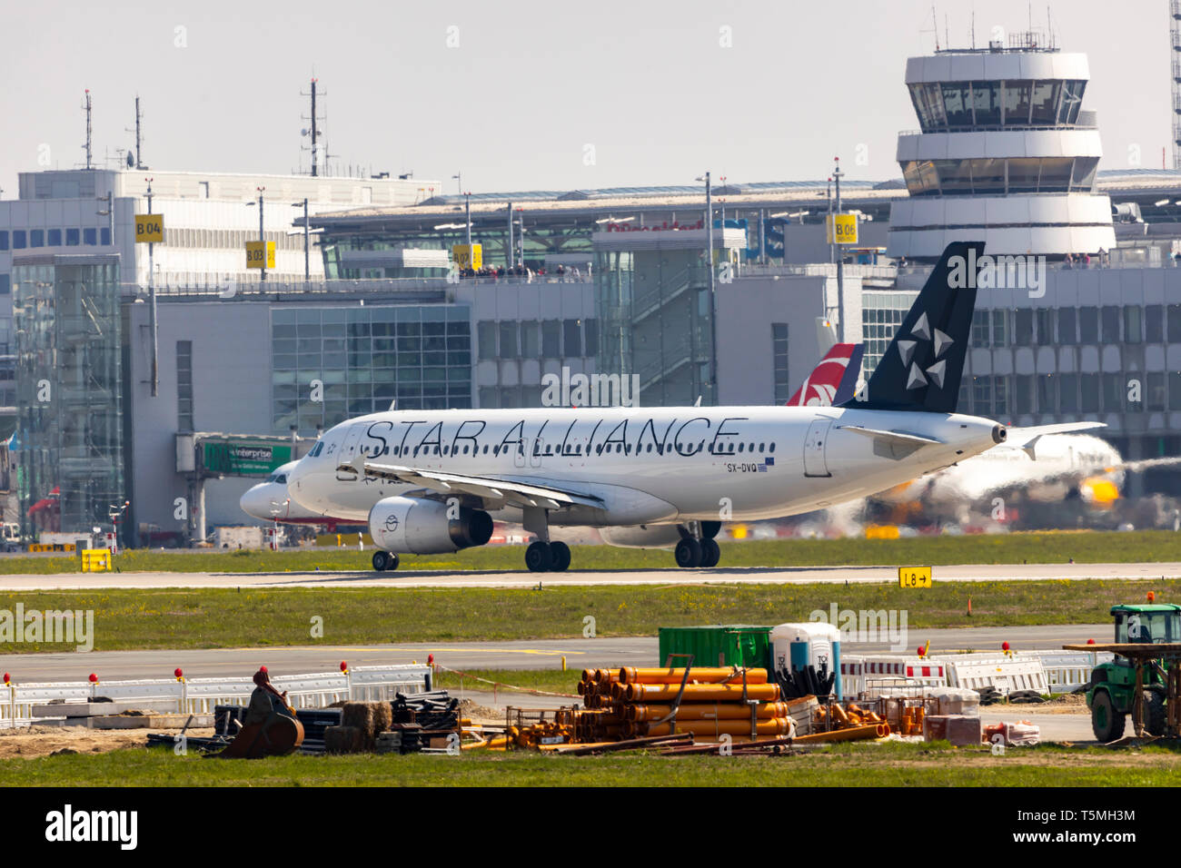 Internationaler Flughafen Düsseldorf, DUS, Flugzeug Aegean Airlines Airbus A321 auf dem Rollfeld, Air Traffic Control Tower, Terminal, Stockfoto