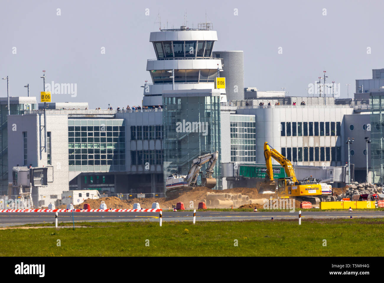 Internationaler Flughafen Düsseldorf, DUS, die Bauarbeiten auf dem Flughafenvorfeld, Turm, Stockfoto
