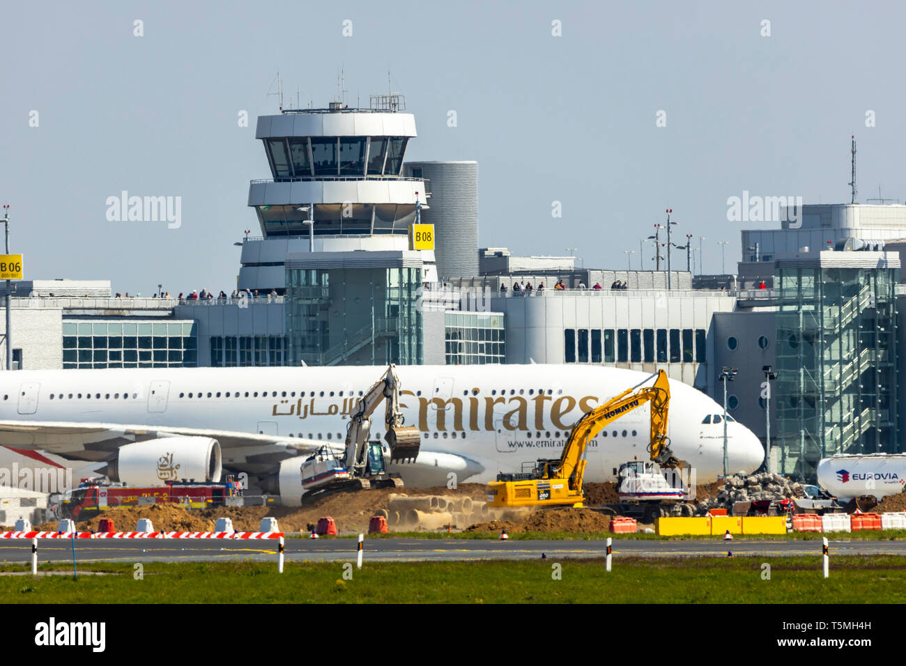 Internationaler Flughafen Düsseldorf, DUS, die Bauarbeiten auf dem Flughafenvorfeld, Turm, Emirates, Airbus A380-800, Stockfoto