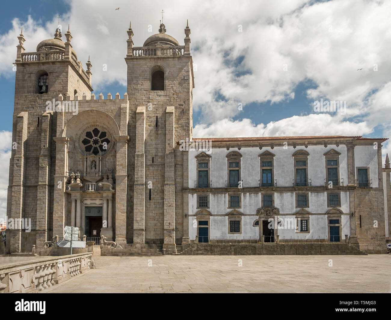 Die romanische Kathedrale von Porto, Portugal ist eine römisch-katholische Kirche im historischen Zentrum von Porto entfernt Stockfoto
