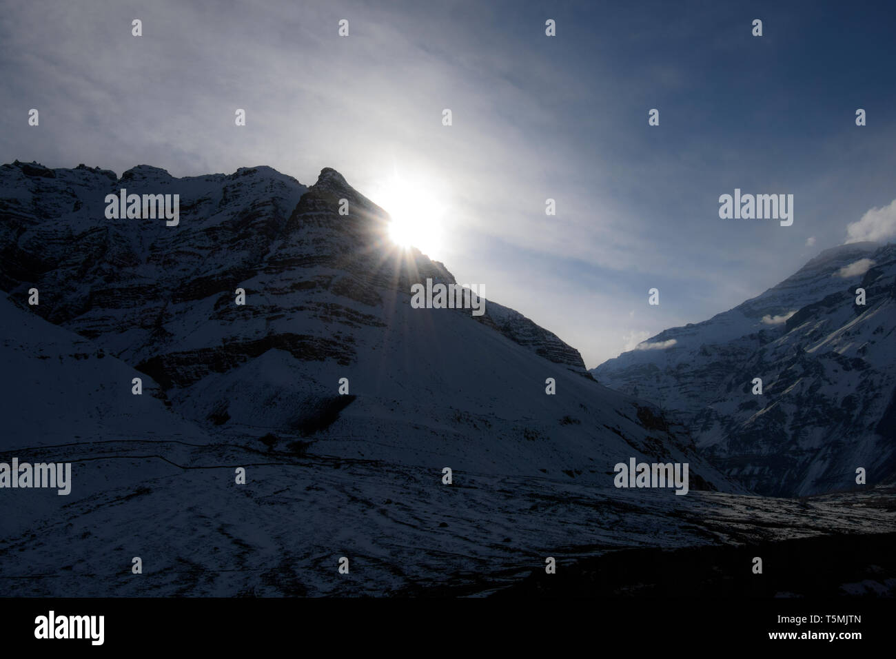 Winter mit Schnee schöne & Lonely Planet in Spiti Valley, Himachal Pradesh, Indien - die gefährlichsten Straßen der Welt, eisigen glatten Straßen Stockfoto