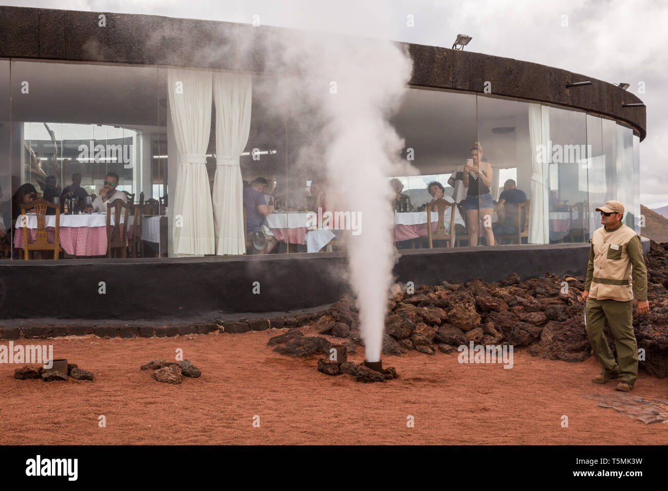 Dampf aus Erdwärme kommt, Lanzarote Stockfoto