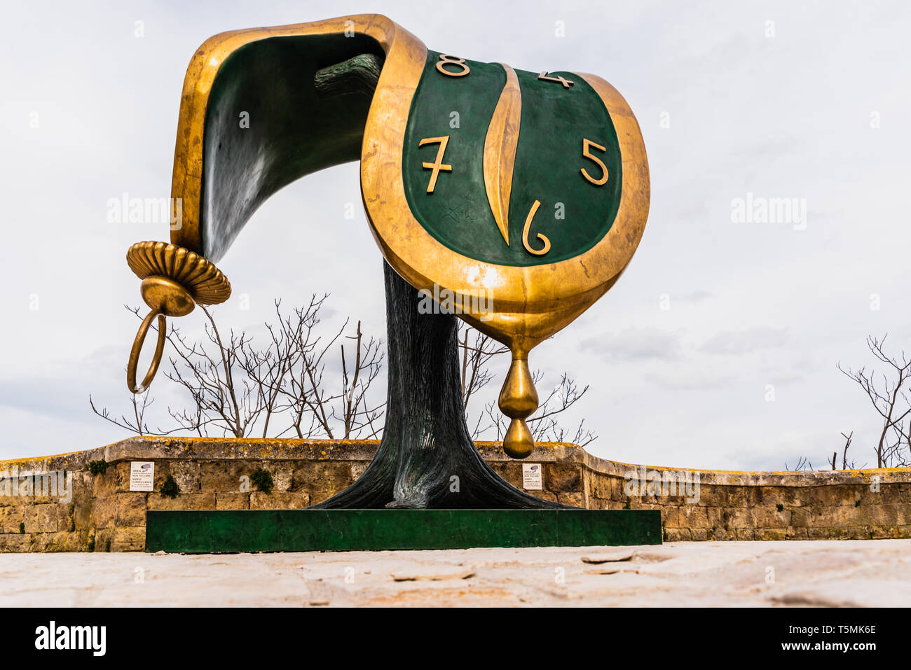 Matera, Italien - 12. März 2019: Die Skulptur Dalí geschmolzen clock angezeigt auf der Straße, bei der die kulturelle Hauptstadt der Stadt. Stockfoto