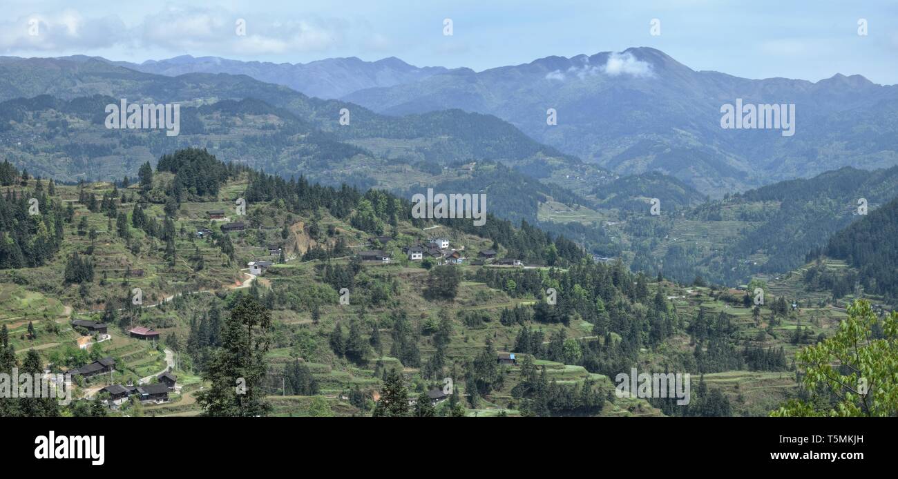 Die Landschaft der Provinz Guizhou in China. Hohe Berge, kleine Dörfer terrassierten Reisfeldern und Tee Felder in den Wolken versteckt. Stockfoto