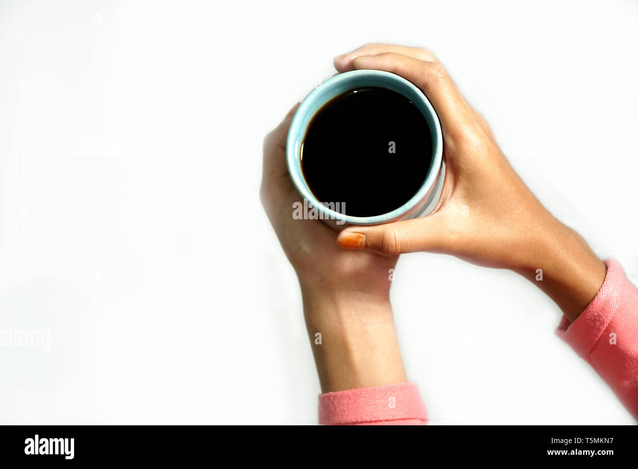 Frau Hände halten eine Tasse Kaffee, ein heißer schwarzer Kaffee Stockfoto