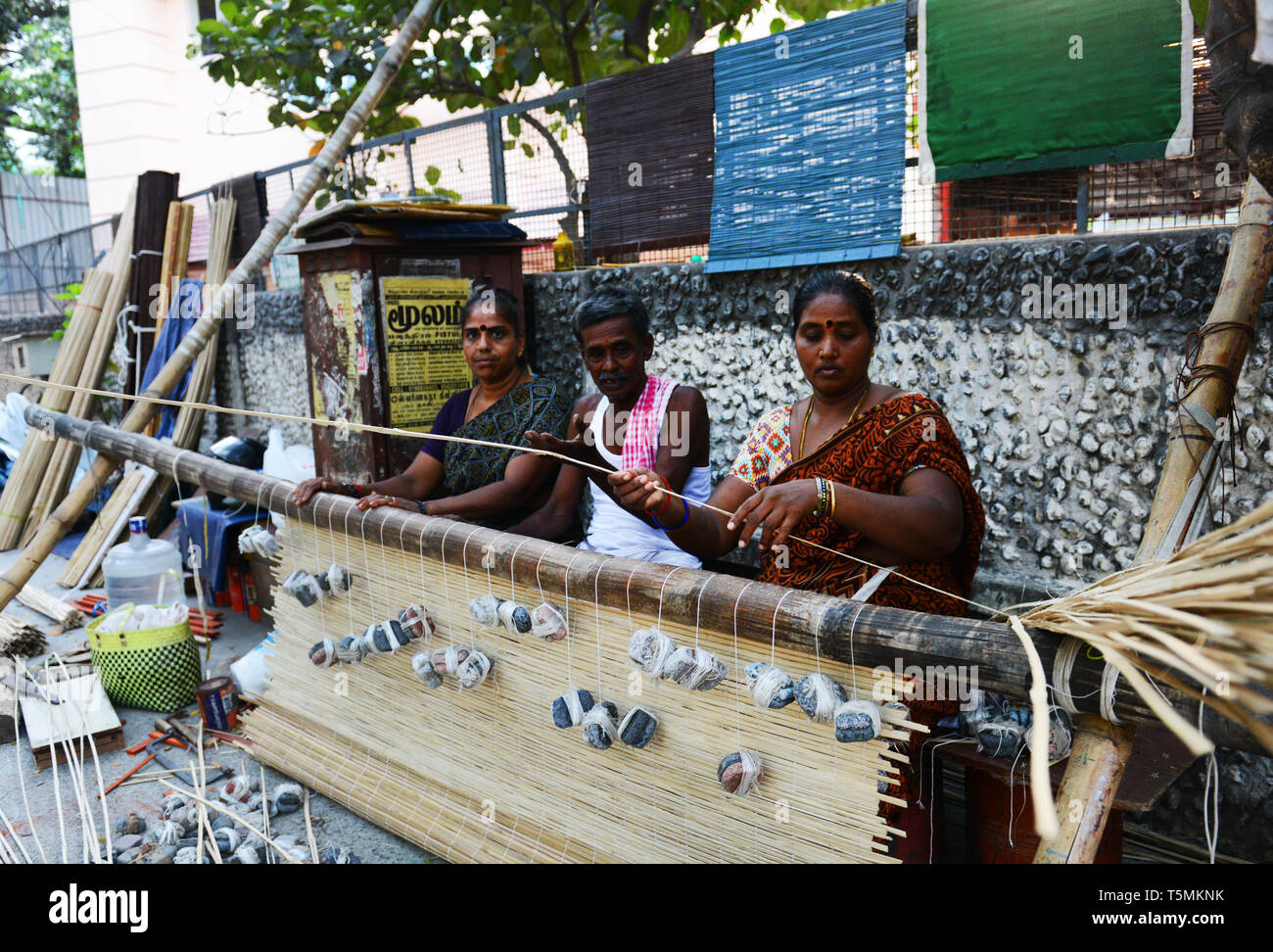 Tamilische Männer und Frauen auf einen neuen Bambus Vorhang in den Straßen von Chennai. Stockfoto