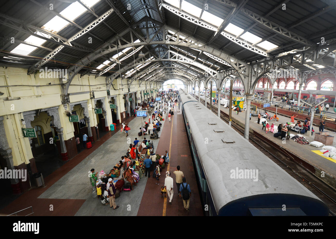 Passagiere am Bahnhof in Chennai Egmore. Stockfoto
