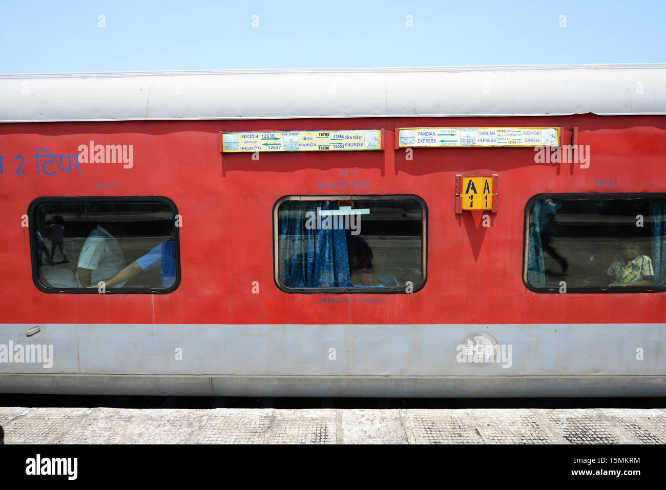 Eine indische Zug durch eine kleine Stadt in Tamil Nadu. Stockfoto