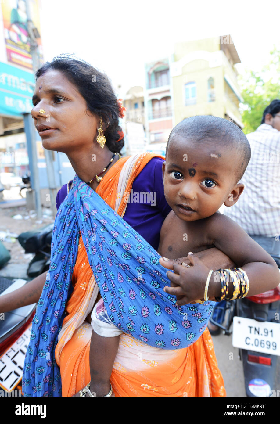 Ein Bettler mit ihrem Baby in Südindien. Stockfoto