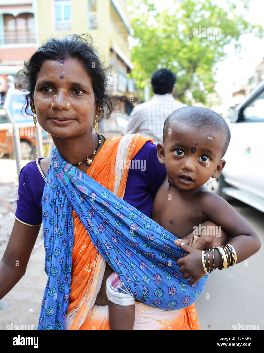 Ein Bettler mit ihrem Baby in Südindien. Stockfoto