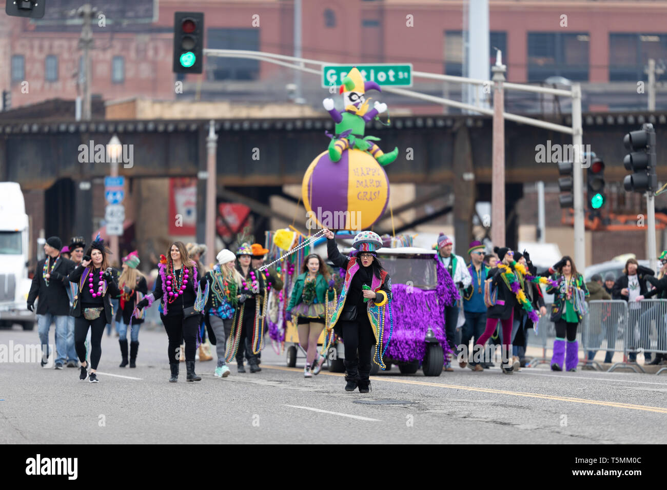 St. Louis, Missouri, USA - 2. März 2019: Bud Light Grand Parade, Frauen mit bunten Outfits auf die 7th Street, werfen Perlen der speact Stockfoto