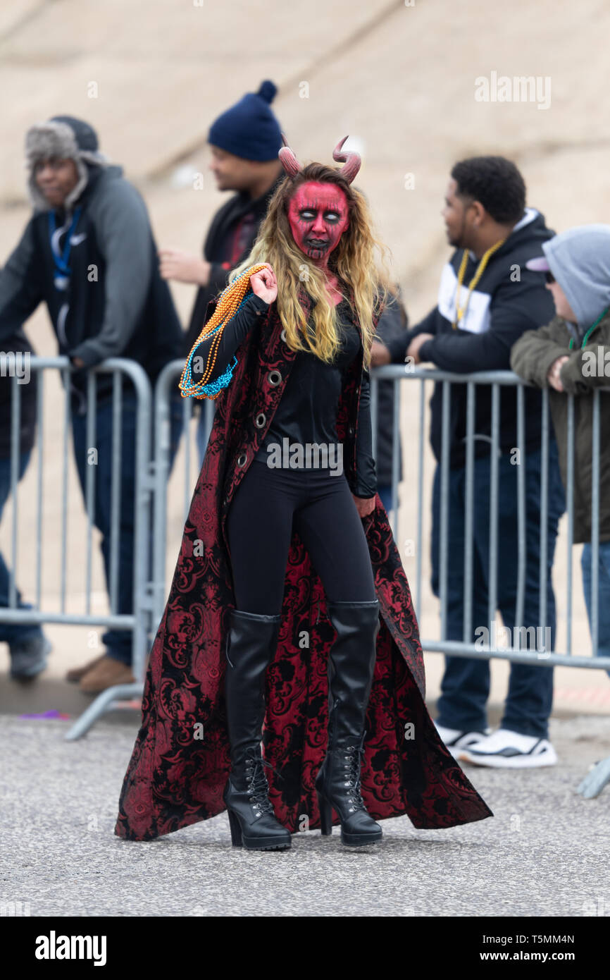 St. Louis, Missouri, USA - 2. März 2019: Bud Light Grand Parade, Menschen tragen halloween Outfits, gehen auf die 7th Street während der Parade Stockfoto