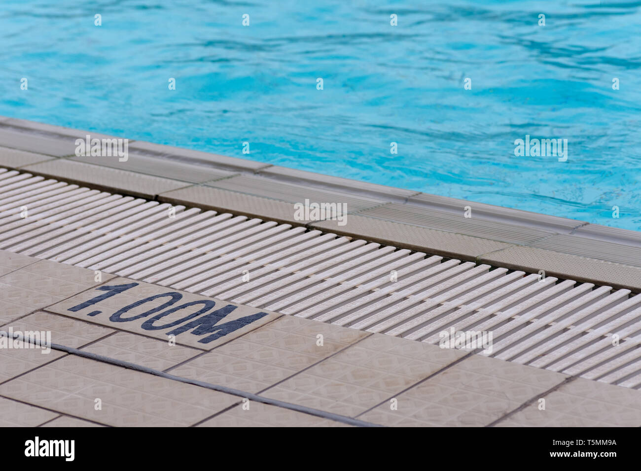 Pool tiefe Indikator von 1,00 Meter oder 1 Meter tief. Passen sie auf. Stockfoto