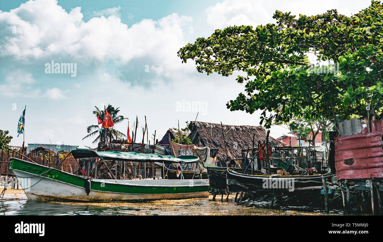 Die Insel von carti Sugtupu im San Blas Archipel, Guna Yala, ist dicht von der Guna Indianern besiedelt und durch den Anstieg des Meeresspiegels bedroht Stockfoto