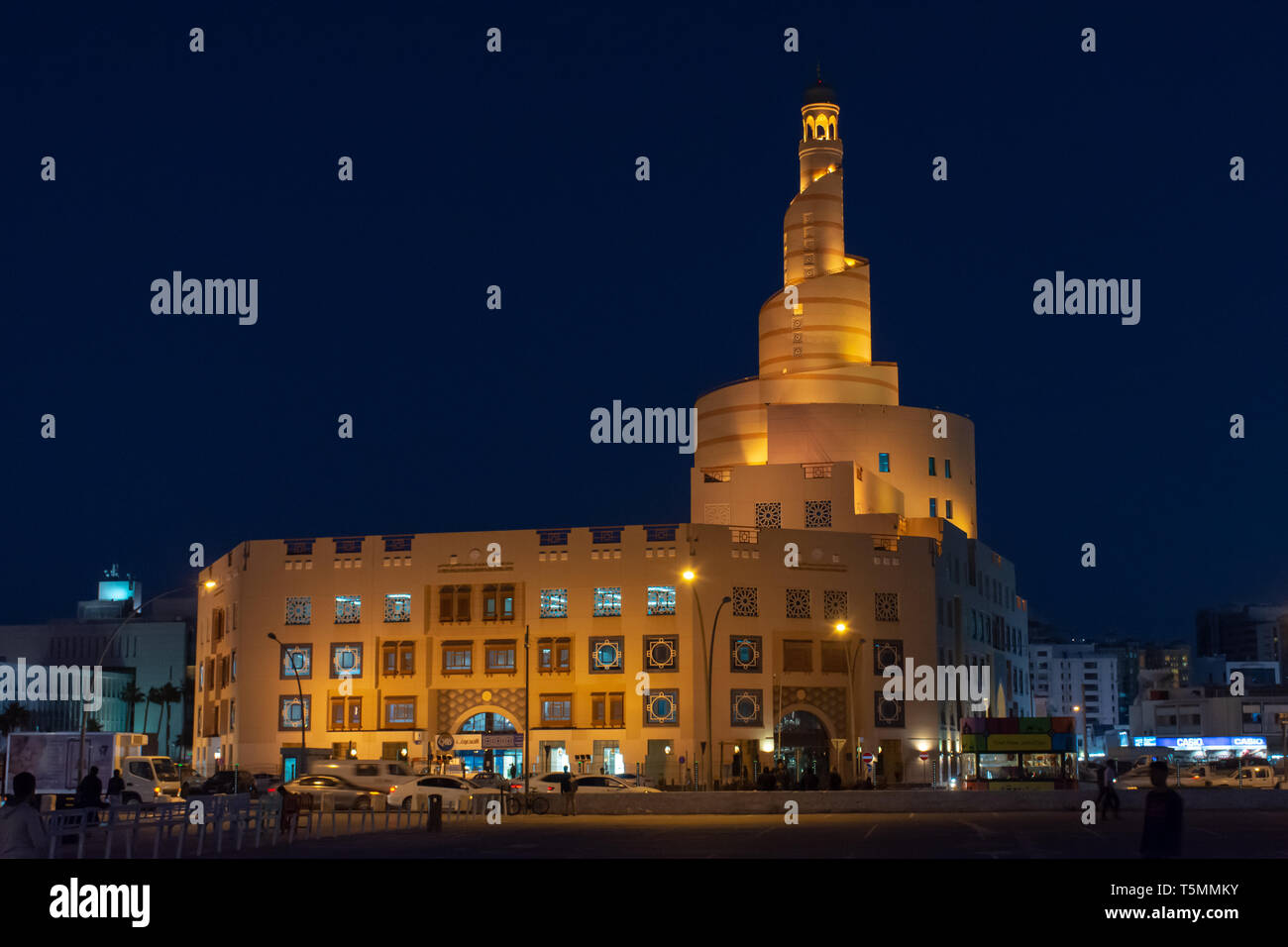 Al Fanar Moschee in der Nähe von Souq Waqif, Doha, Qatar bei Nacht, glühend und zeigt die verdrehte Spirale Tower. Stockfoto