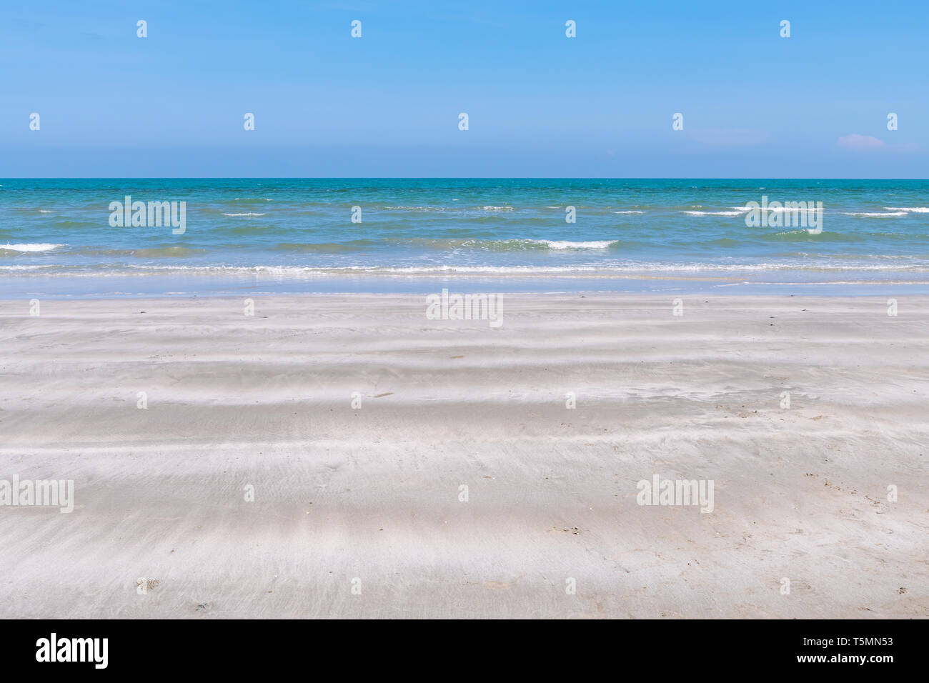 Strand, blaues Meer und Himmel an einem sonnigen Tag für Hintergrund Stockfoto