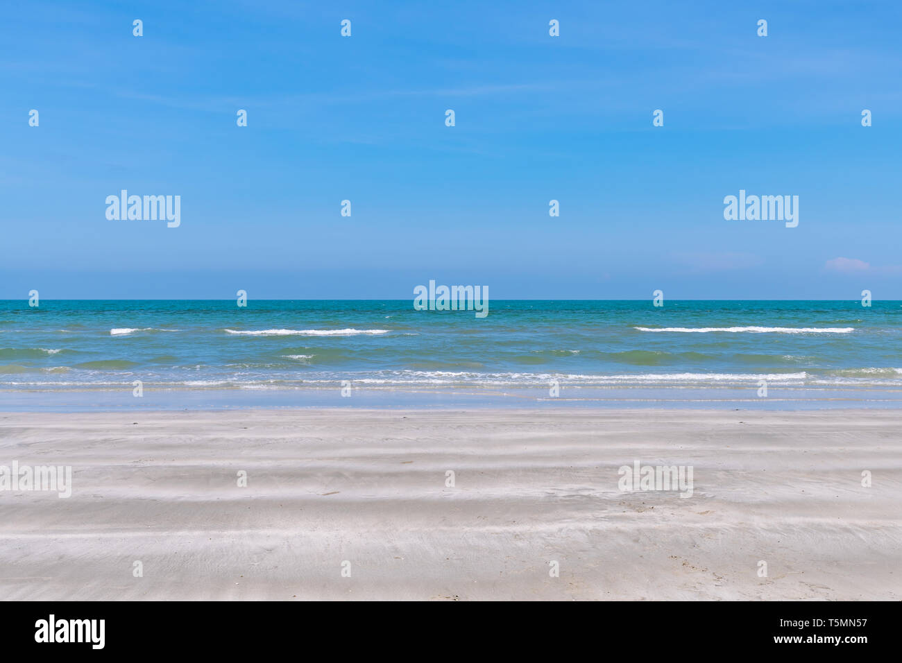 Strand, blaues Meer und Himmel an einem sonnigen Tag für Hintergrund Stockfoto