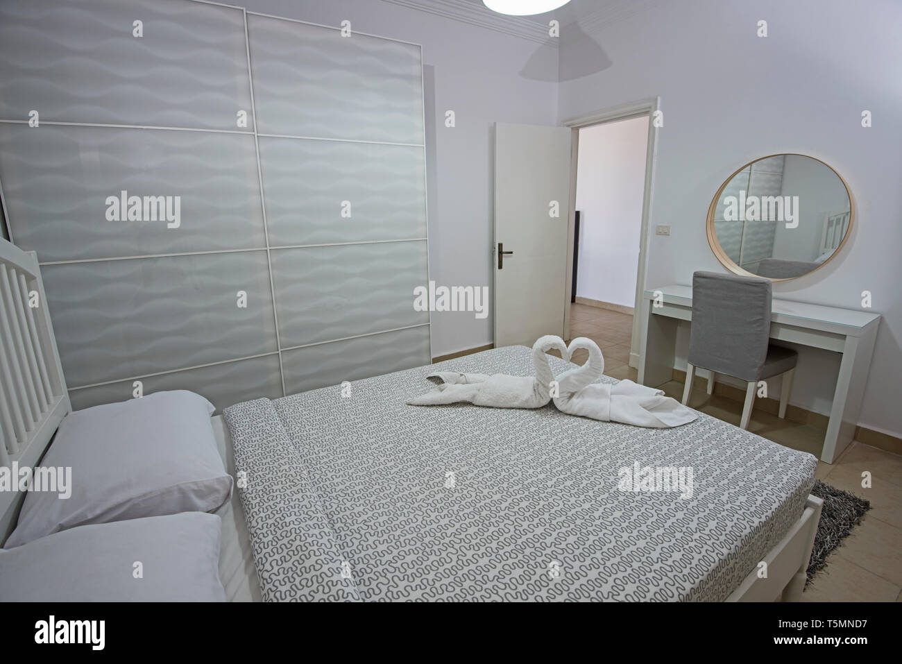 Doppelbett im Schlafzimmer Luxus apartment Übersicht Interior Design mit Schrank Stockfoto