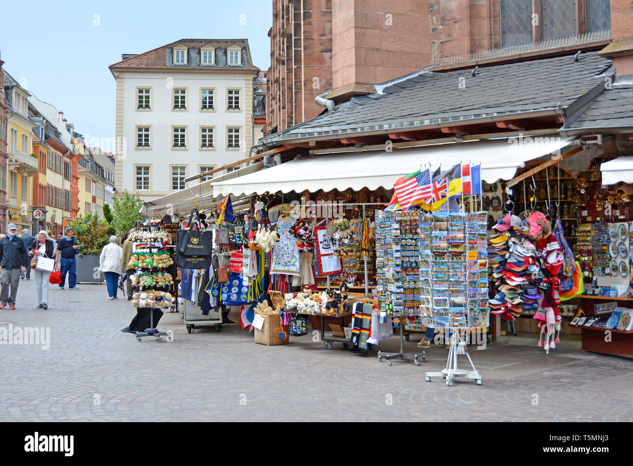 Souvenirläden mit verschiedenen lokalen Trinkets mit Touristen vor der Kirche des Heiligen Geistes genannt "Heiliggeistkirche" am Marktplatz Stockfoto