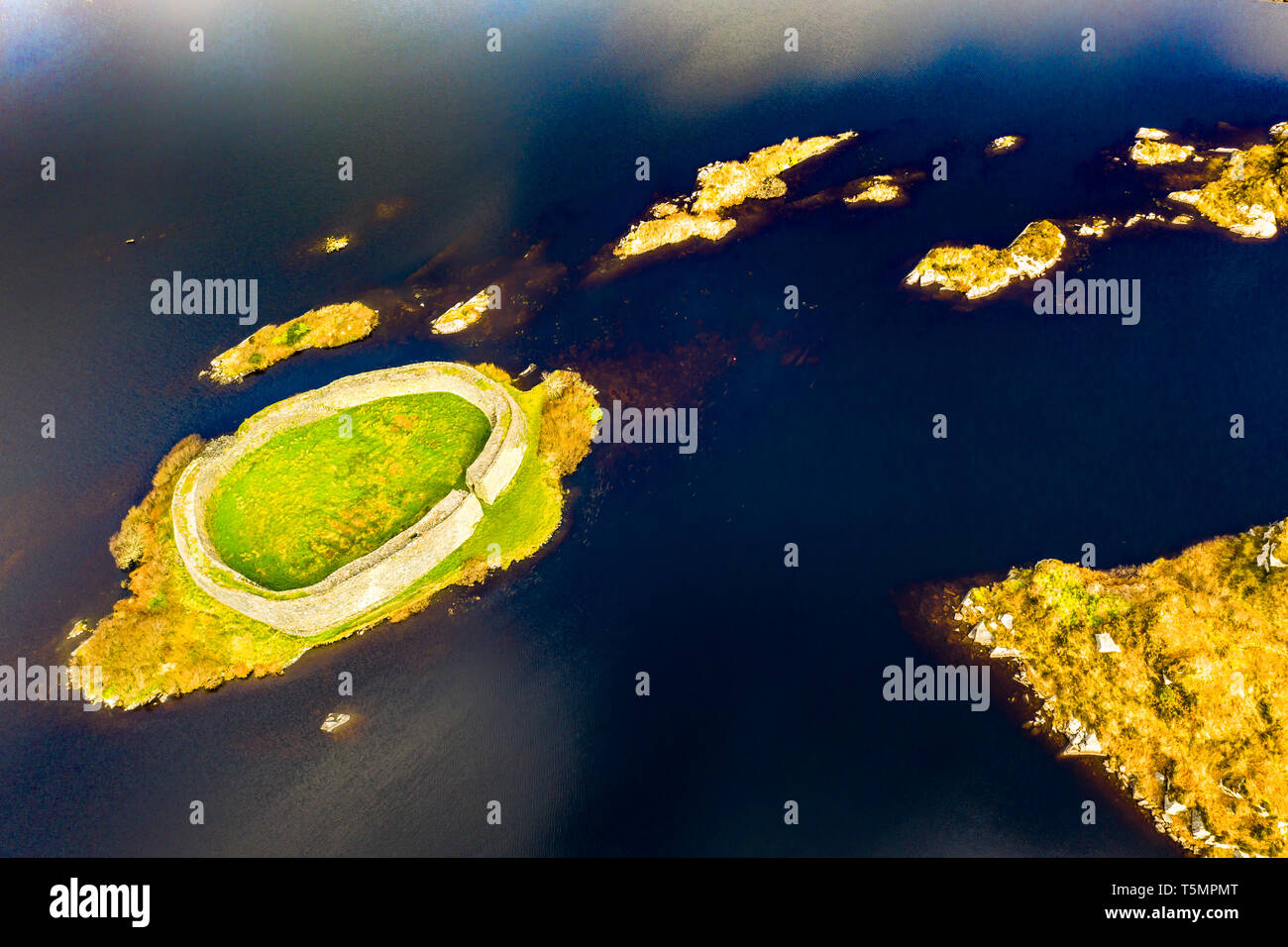 Luftaufnahme von Doon Fort von Portnoo - County Donegal - Irland. Stockfoto