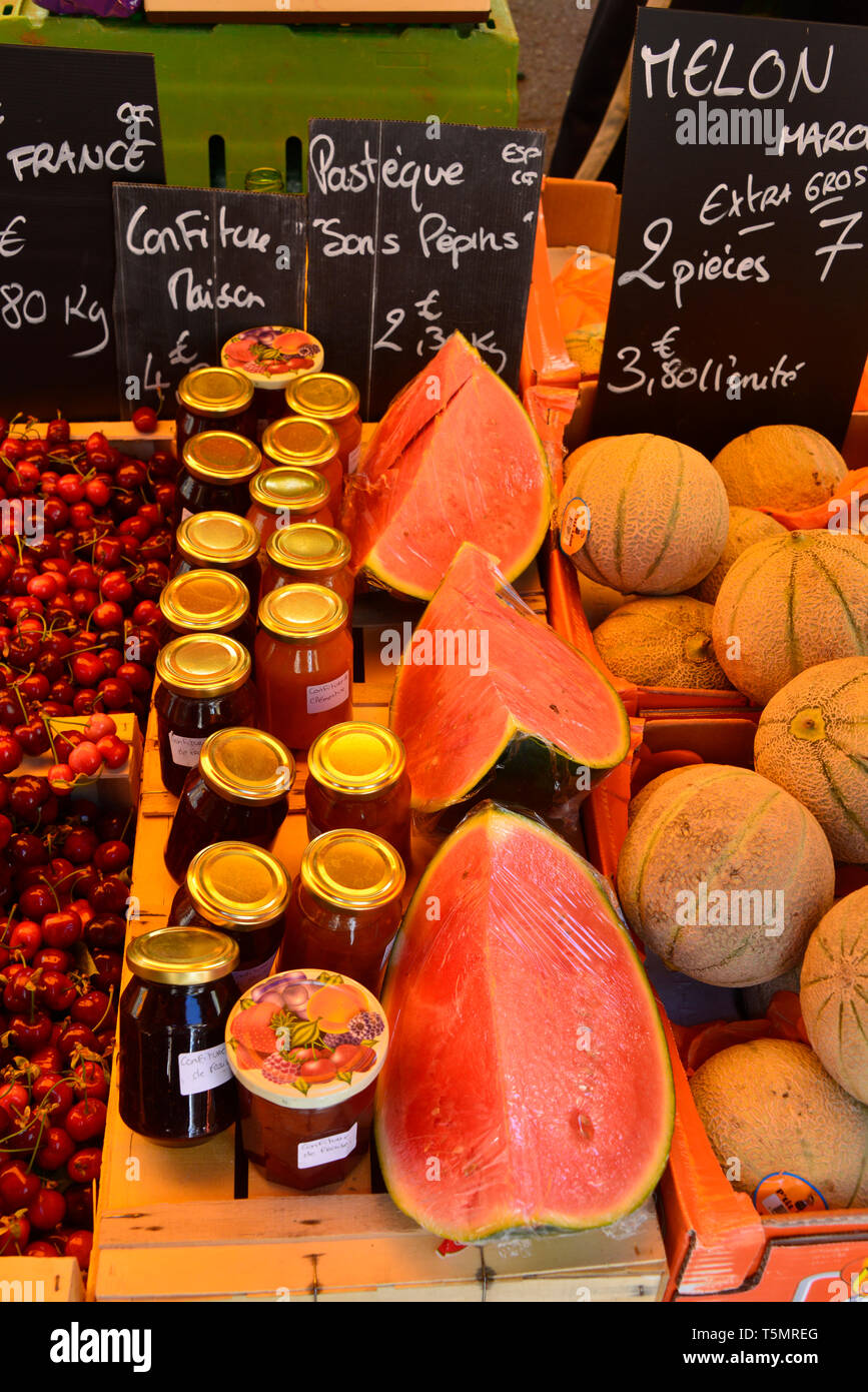 Close up Hochformat der Französischen Melonen und anderen Markt produzieren, mit Preisschildern in Euro. Stockfoto