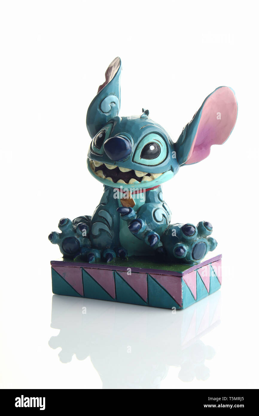 Eine Statue der Disney-figur Stich mit einem weißen Hintergrund und eine Reflexion Stockfoto