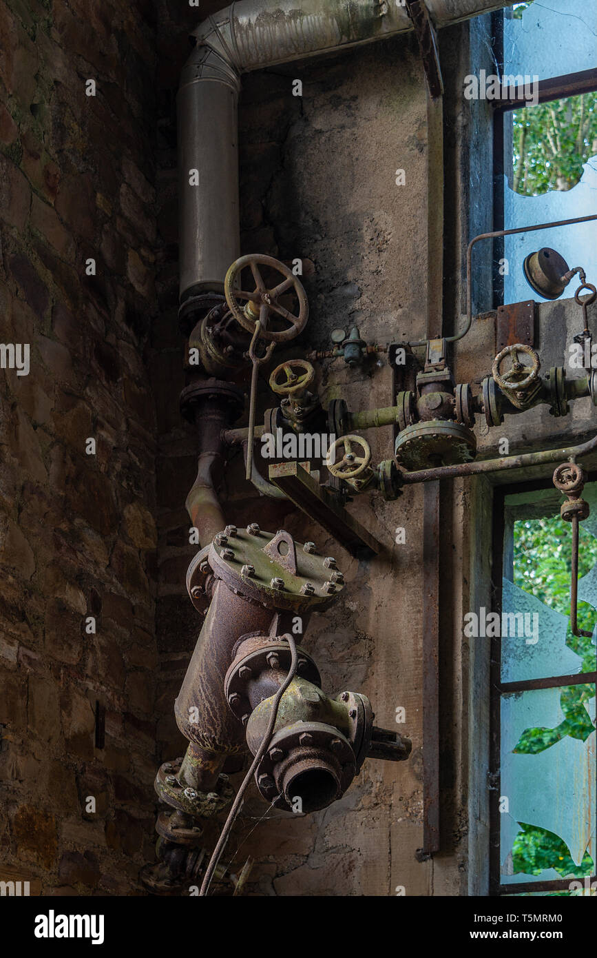 Städtisch-industriellen Verfalls. Aufgegeben, ein Rosten Rohrleitungen auf einer zerstörten Fabrik. Stockfoto