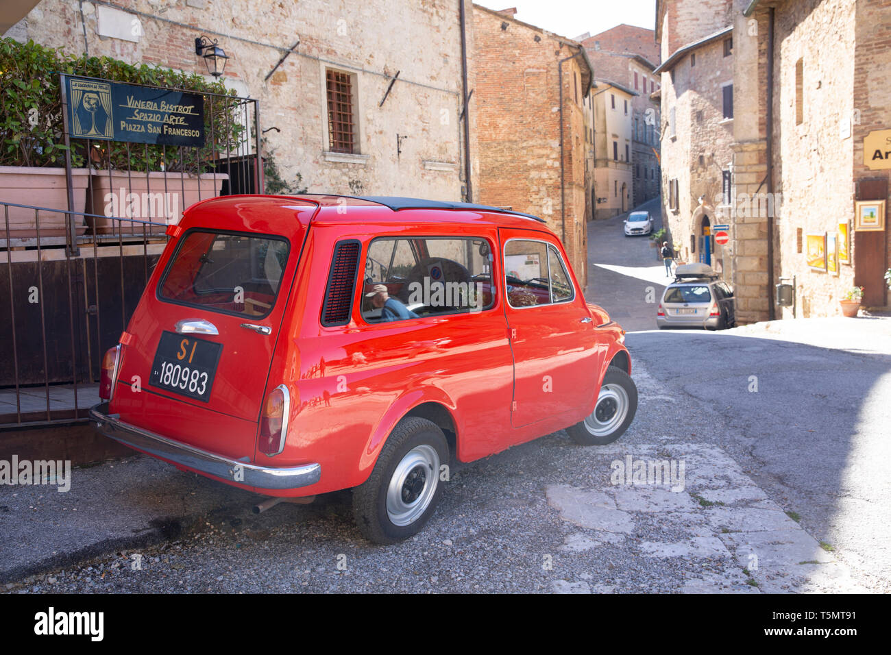 Classic rot italienische Fiat Giardiniera Autos in den Straßen von Montepulciano, Toskana, Italien Stockfoto