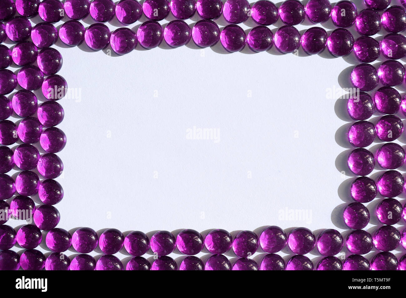 Magenta Glas Kieselsteine Frame Stockfoto