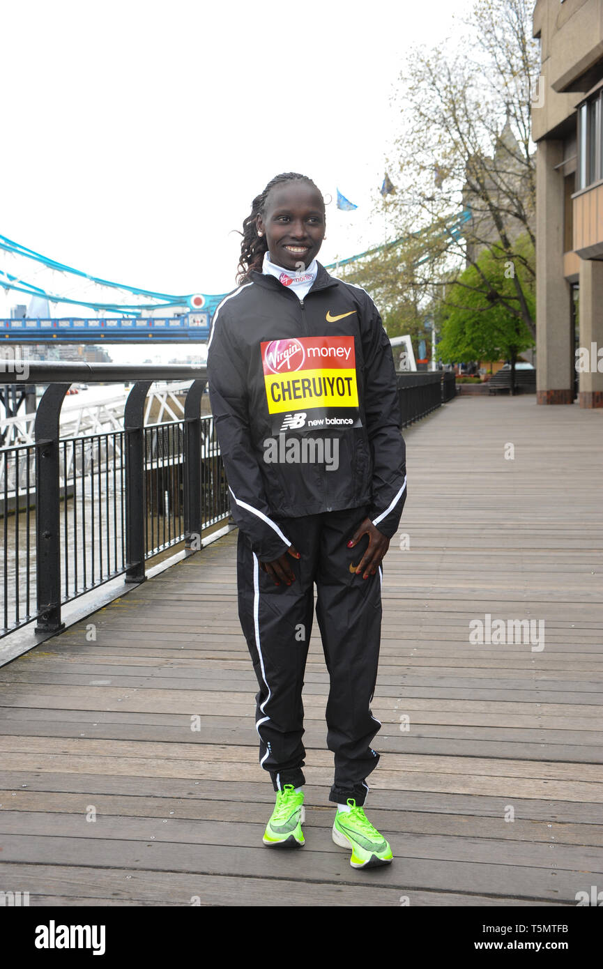 Vivian Cheruiyot während der Elite der Frauen Marathon photocall im Tower Hotel in London gesehen. Stockfoto