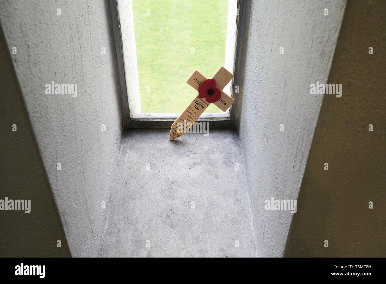 Eine Erinnerung Kreuz für einen gefallenen Soldaten in der Schlacht an der Somme in eines der Fenster von der Wachen Kapelle, London, UK. Stockfoto