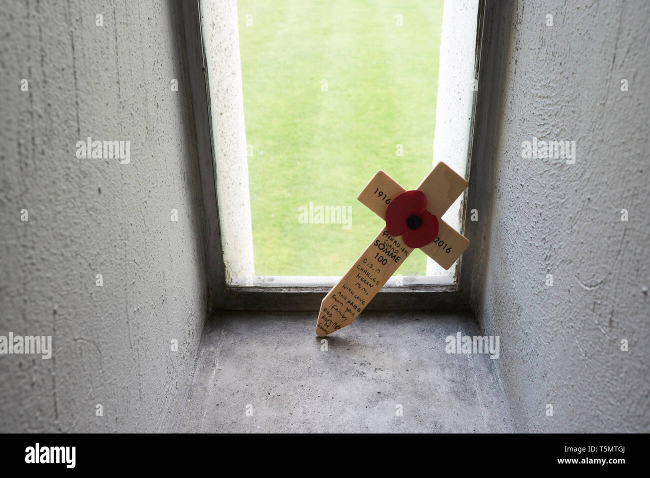 Eine Erinnerung Kreuz für einen gefallenen Soldaten in der Schlacht an der Somme in eines der Fenster von der Wachen Kapelle, London, UK. Stockfoto
