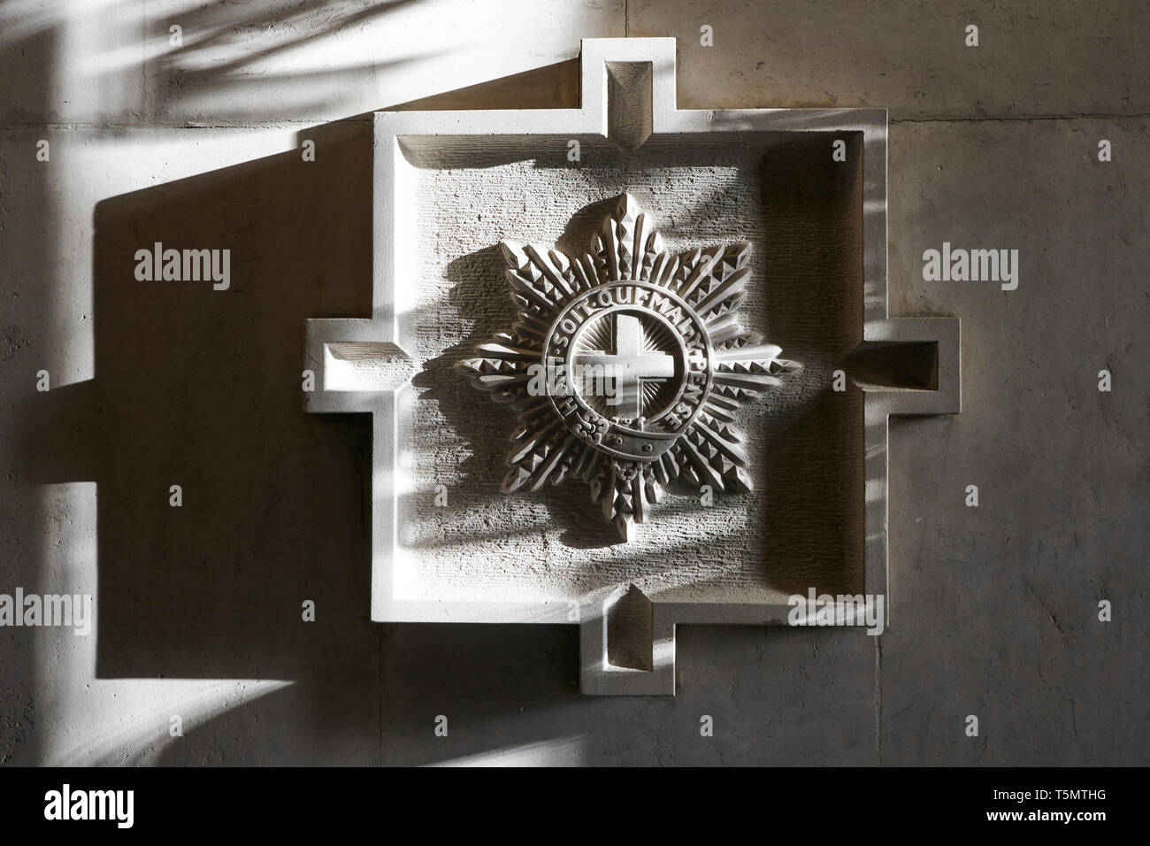 Die choni Soit Qui Mal Y Pense Steinbildhauerei in der Wachen Kapelle, in der Nähe von Buckingham Palace, London, Großbritannien Stockfoto
