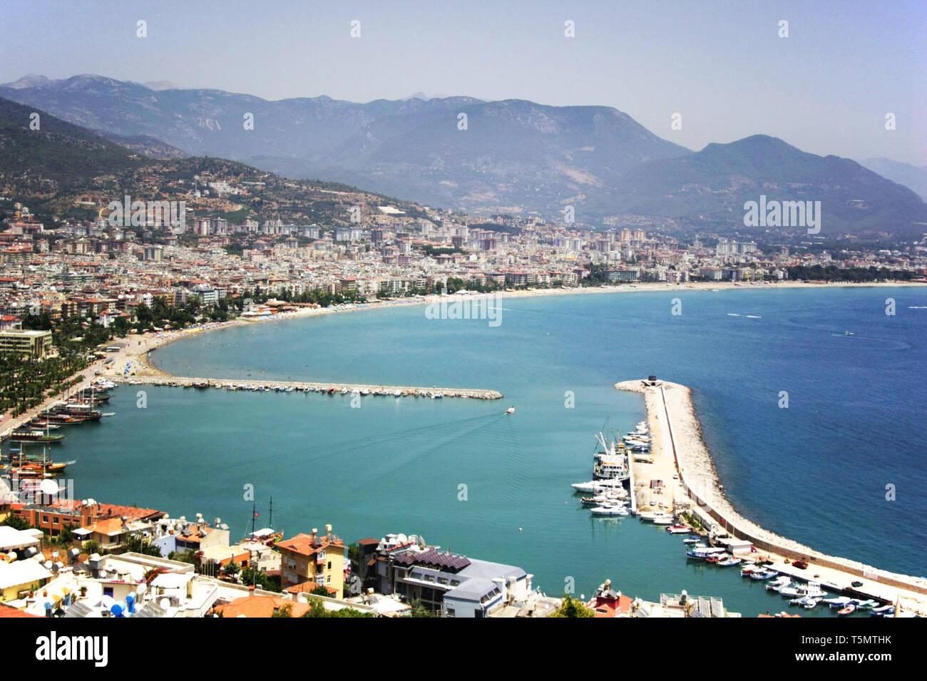 Alanya Hafen, berühmte touristische Destination mit hohen Bergen. Teil des antiken Altes Schloss Stockfoto