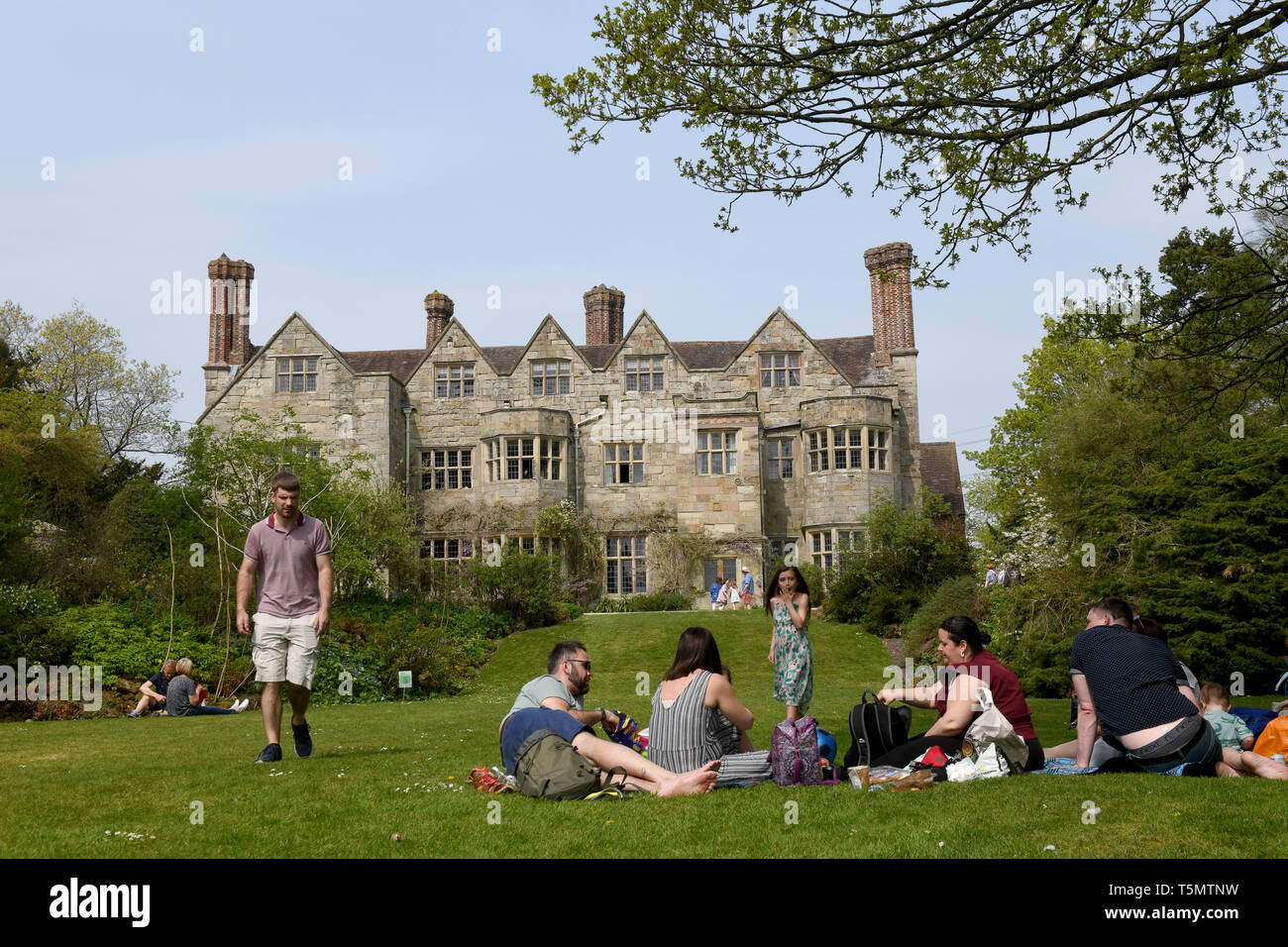 Die Leute, die ein Picknick vor benthall Hall, Shropshire, England. Stockfoto