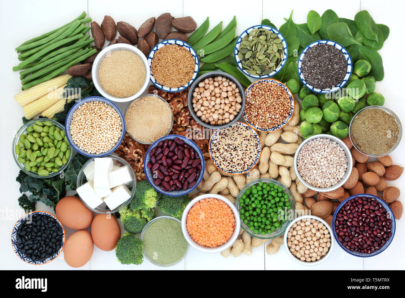 Health Food high in Protein mit Tofu, frisches Gemüse, Hülsenfrüchte, Getreide, Milchprodukte, zu ergänzen, zu Pulver, Samen und Nüsse. Stockfoto