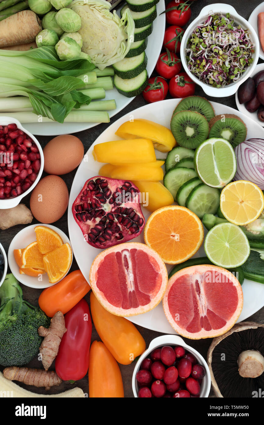 Super Food Konzept für eine gesunde Ernährung mit Obst, Gemüse, Milchprodukte & Gewürze mit Lebensmitteln hoher an Antioxidantien, Anthocyane, Ballaststoffe und Vitamin. Stockfoto