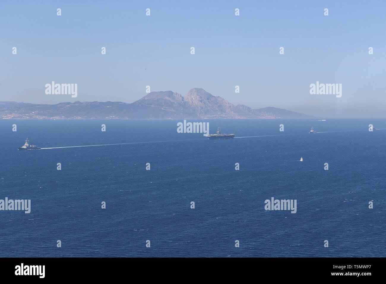 Die US Navy Flugzeugträger der Nimitz-Klasse USS Abraham Lincoln Transite der Meerenge von Gibraltar, die das Mittelmeer April 13, 2019, vor der Küste von Spanien. Stockfoto