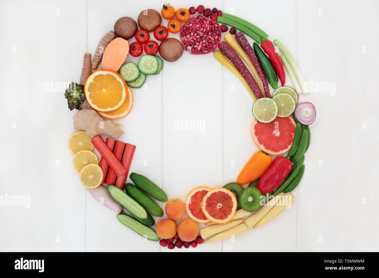 Super Food Konzept gesunde Ernährung mit frischem Obst und Gemüse auf einer Platte auf weißem Holz Hintergrund mit kopieren. Stockfoto