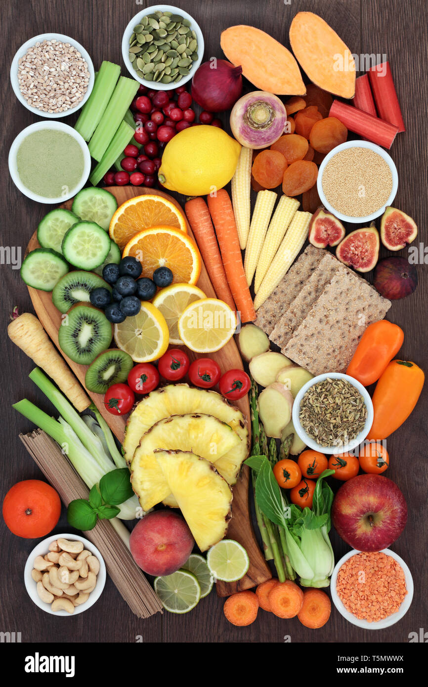 Super Essen für Gewicht-verlust-Konzept mit Obst, Gemüse, Kräuter, Gewürze, Nüsse, Getreide, Hülsenfrüchte, Weizengras Ergänzung Pulver & Weizen Cracker. Stockfoto
