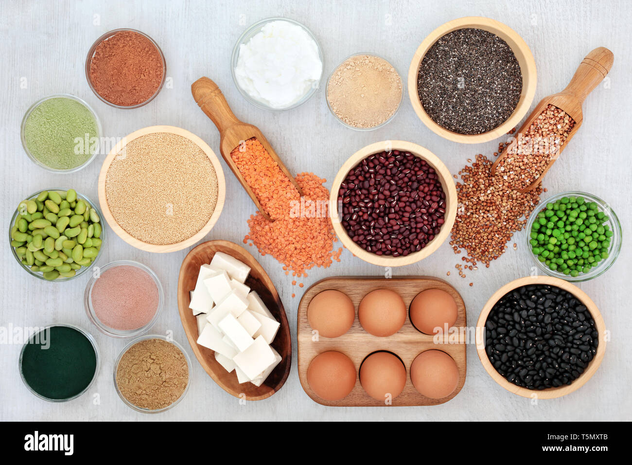 Gesundheit Nahrung mit hohem Proteingehalt mit Gemüse, Milchprodukte, Hülsenfrüchte, Tofu, zu ergänzen, zu Pulver, Körner und Samen. Stockfoto