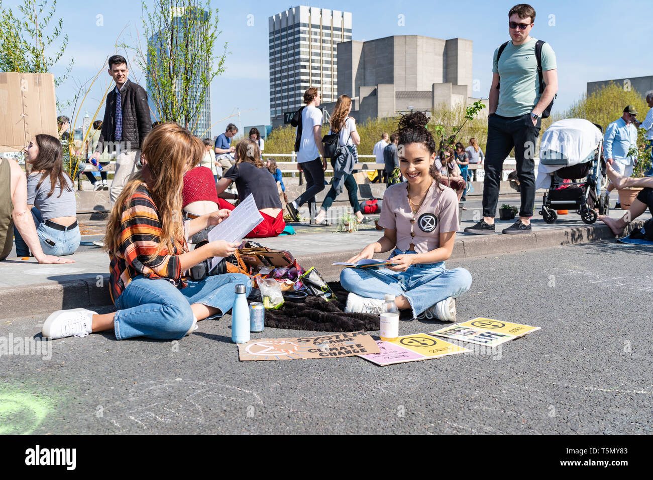 London, Großbritannien - 19 April, 2019: Aussterben Rebellion die Demonstranten auf der Waterloo Bridge Stockfoto
