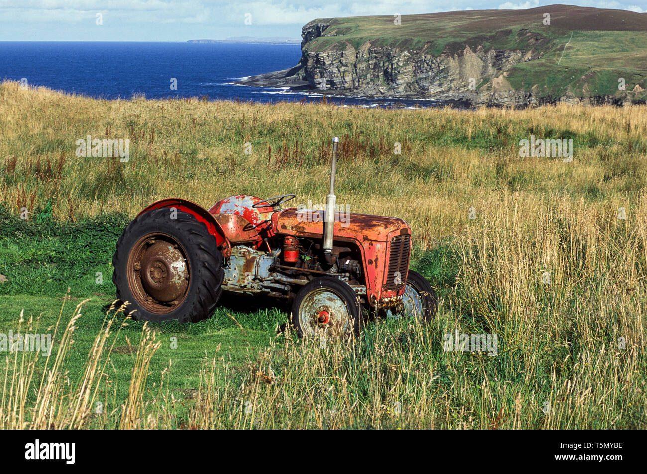 Jahrgang, aber funktionierende roten Traktor, Scottish Highlands Stockfoto