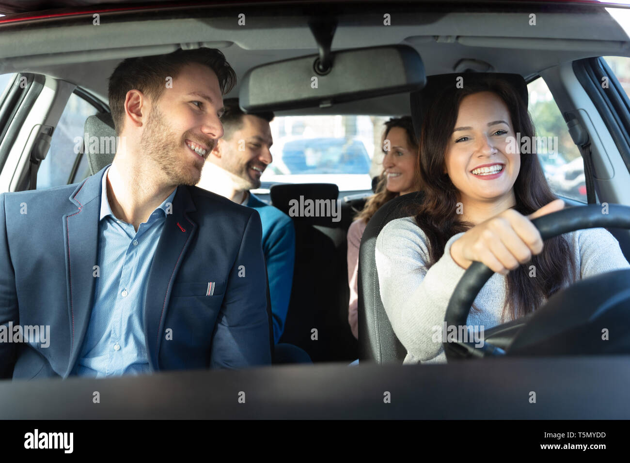 Gruppe der Glücklichen Freunde Spaß im Auto Stockfoto